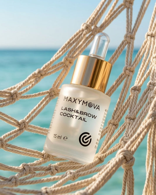 Frasco Maxymova Lash & Brow Cocktail numa rede, com o mar ao fundo